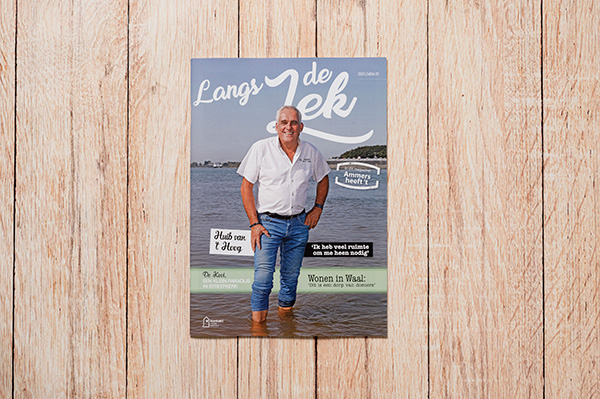 Langs de Lek magazine op houten achtergrond